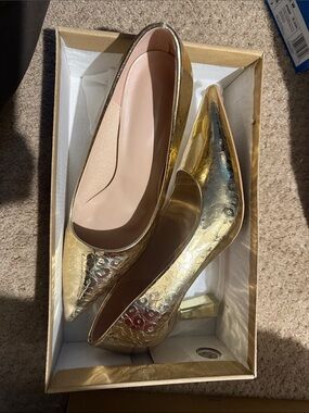 Gold Pointed Toe Women's Pump - Elegant Metallic Heel like new